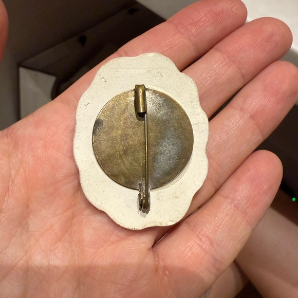 Vintage Art Nouveau Floral Porcelain Ceramic Brooch with Gold Accents - Picture 3 of 3